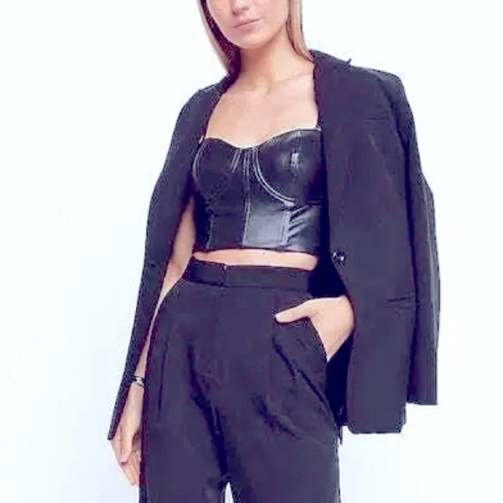 VICI BOUTIQUE BRAND NEW DONT YOU DARE FAUX LEATHER STRAPLESS CROP BLACK TOP👚🙏📦❤️